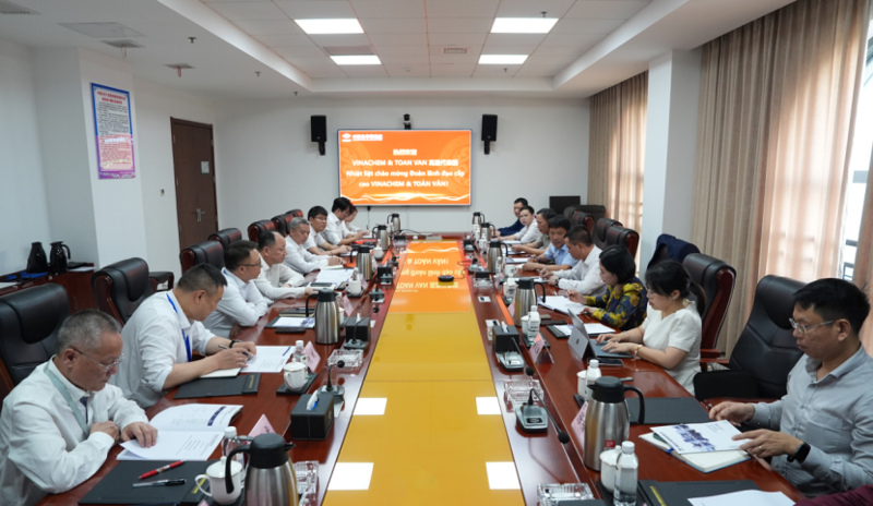 周鴻會(huì)見越南化學(xué)工業(yè)總公司寧平氮肥廠總經(jīng)理阮日憲、越南三云綜合貿(mào)易股份公司董事長謝氏青云