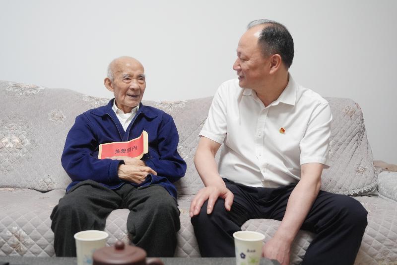 周鴻走訪慰問老黨員并頒發(fā)“光榮在黨50年”紀(jì)念章