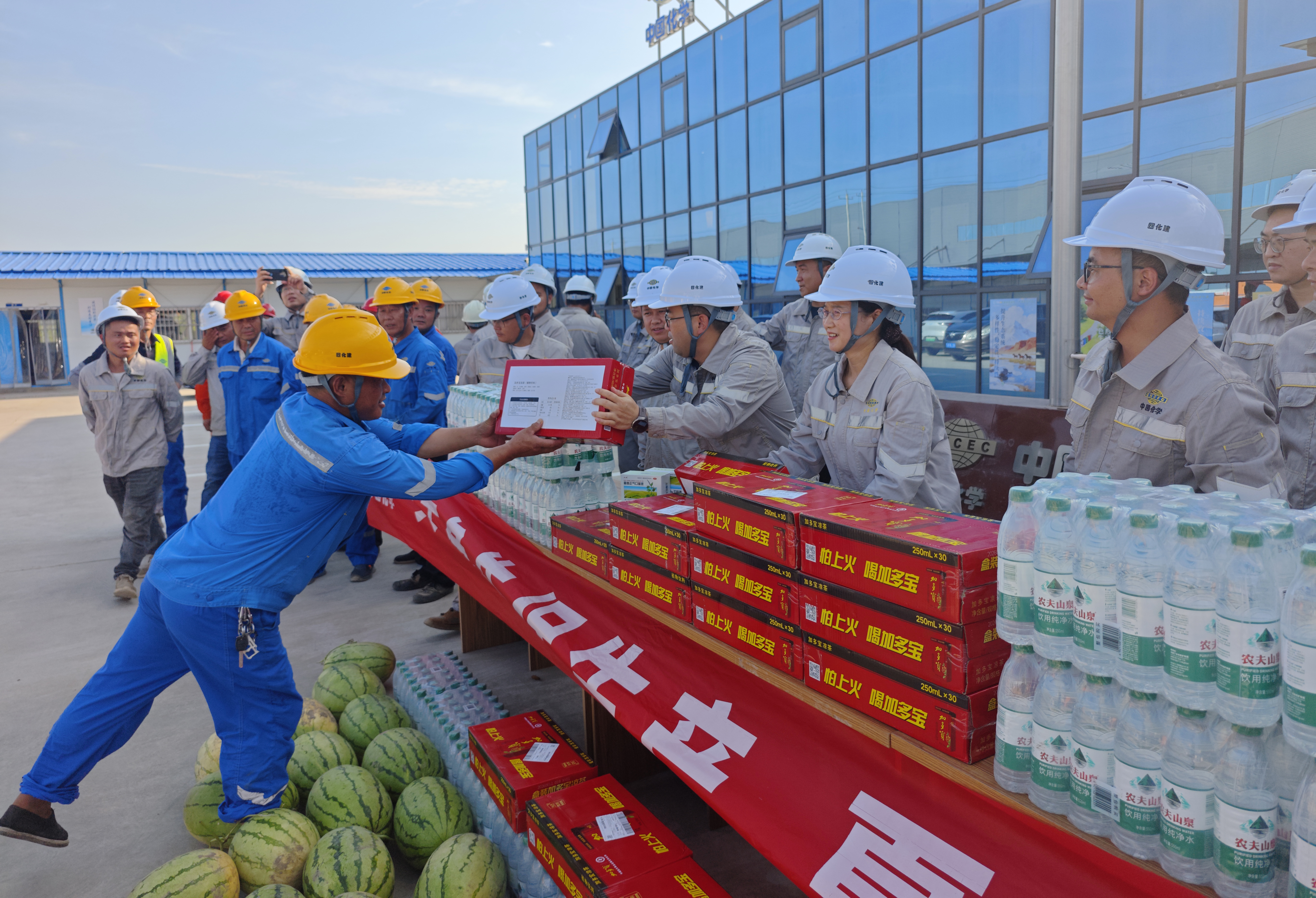 23.1.1清涼送一線 關愛沁人心③-建筑工程公司馬鞍山中聯重科項目開展夏日送清涼慰問活動.jpg