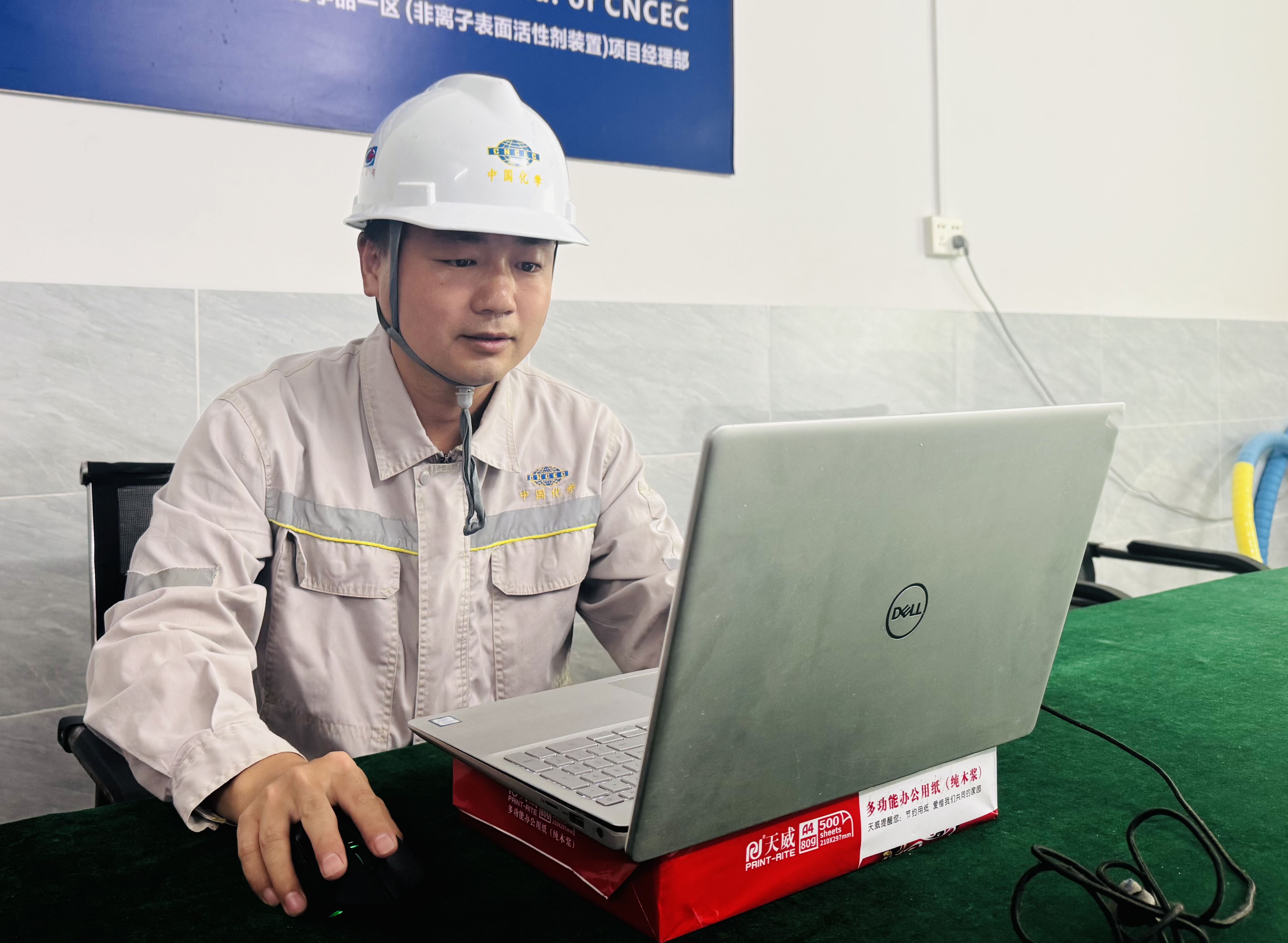 26.1.3榜樣如燈 追光前行?丨四化建2025年度勞動模范風(fēng)采展（三）——向奮斗者致敬-劉海峰：國際高端化工項目的“質(zhì)量衛(wèi)士”.jpg