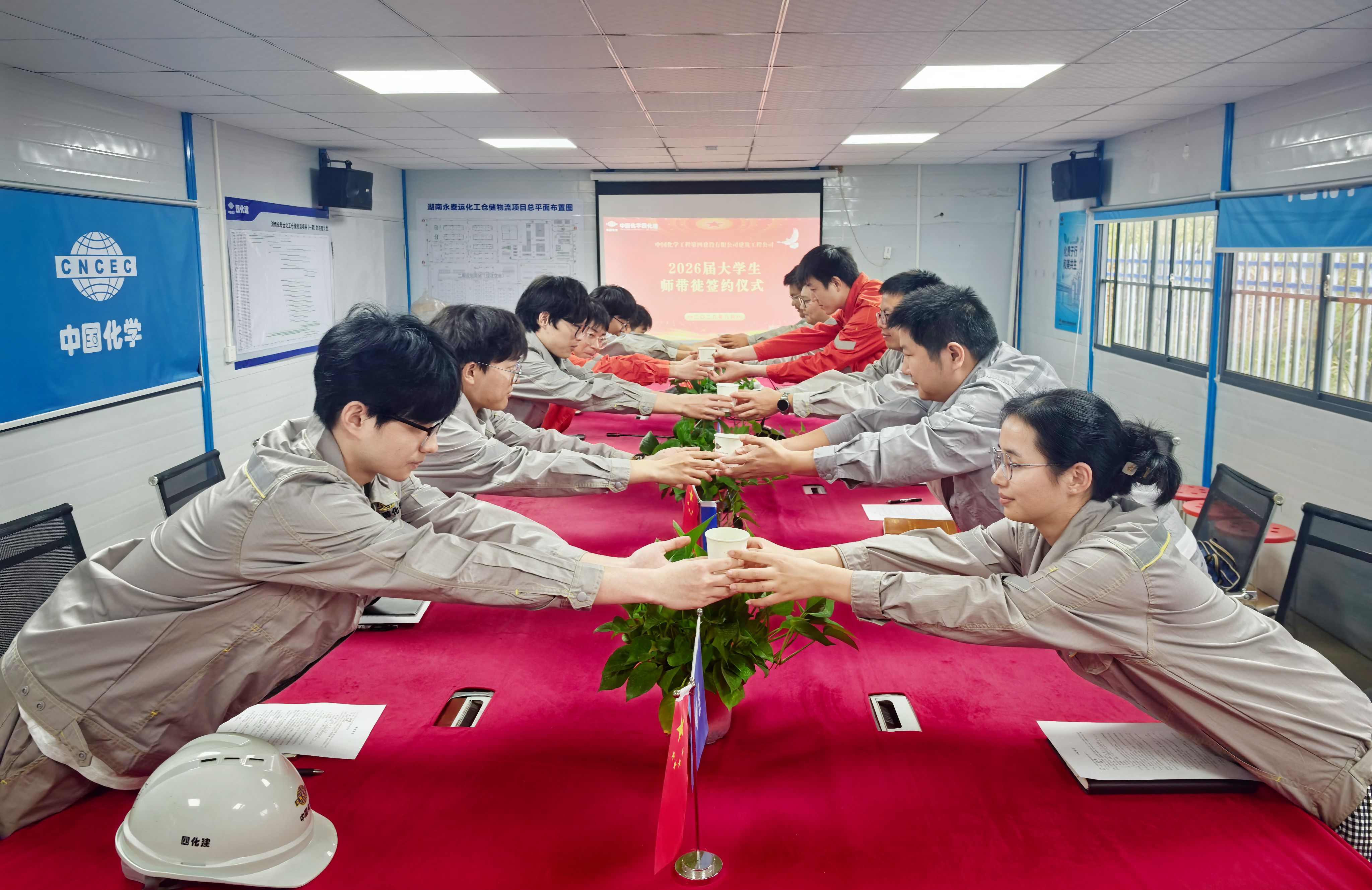 10.1.2讓“后浪”奔涌——四化建“教練員”網格體系激活人才“一池春水”.jpg